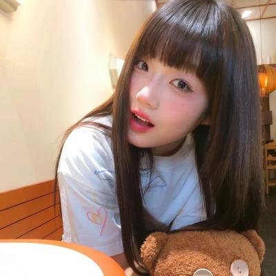 她行走于黑暗中